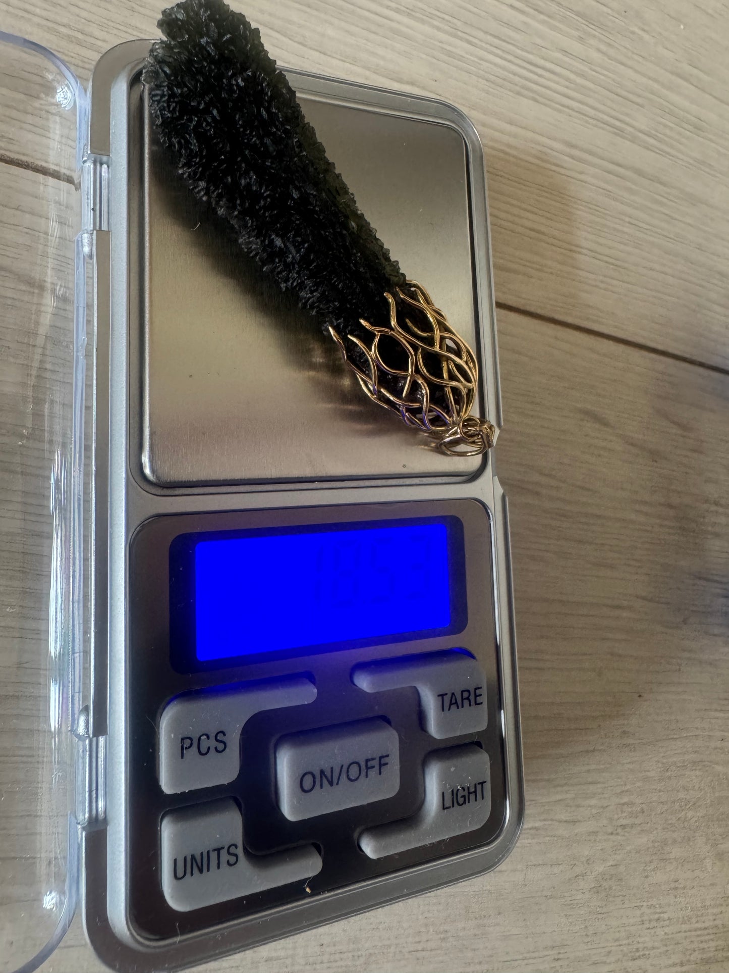 Moldavita Besednice Jezkovna - 23,22g- grado museo erizo - campana de ángel verde claro rara 1% moldavita
