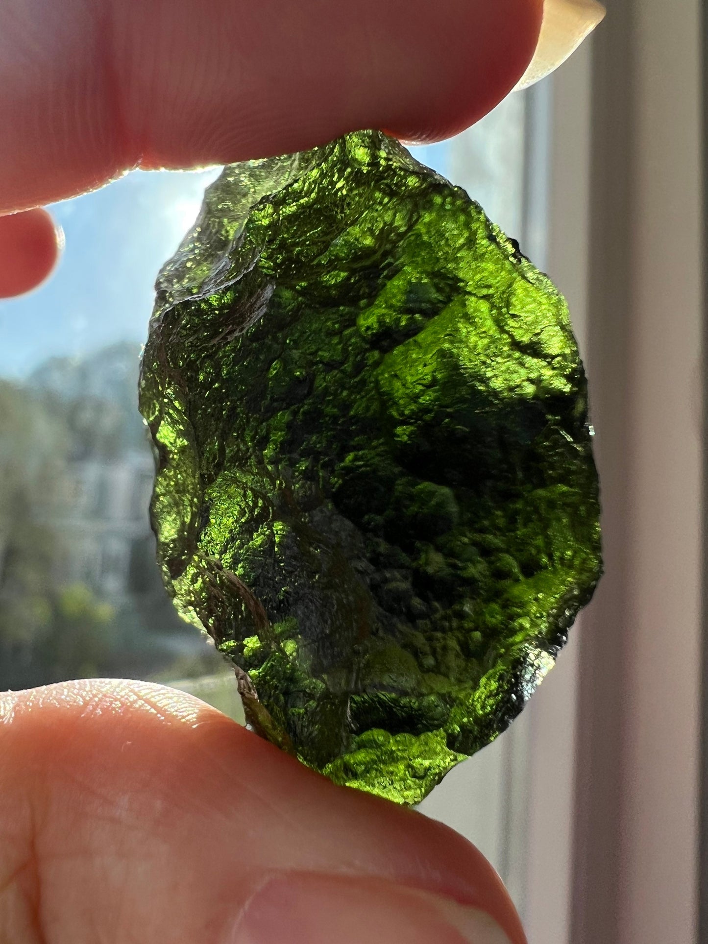 Moldavita color y tamaño raros, verde oscuro 23,9 gramos moldavita Vrábče - kroclo con aguja de lechatelierita visible