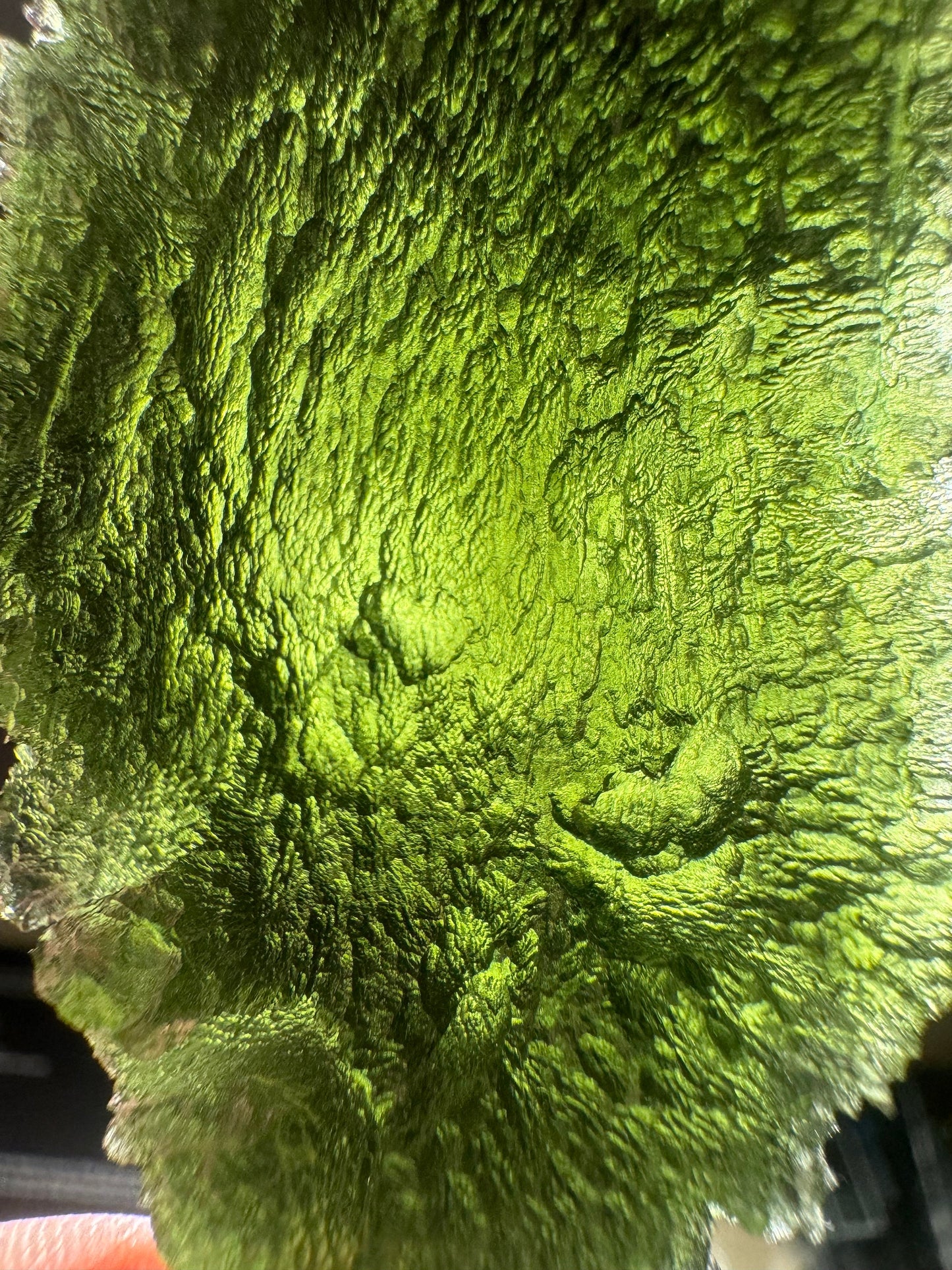 Poste de moldavita Marouskovo - 42,8 g - textura profunda - verde y autoportante con una impresión en forma de corazón