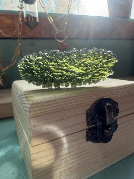 12.4g Moldavite Maly Chlum no damages, AAA quality pickle shape rare location