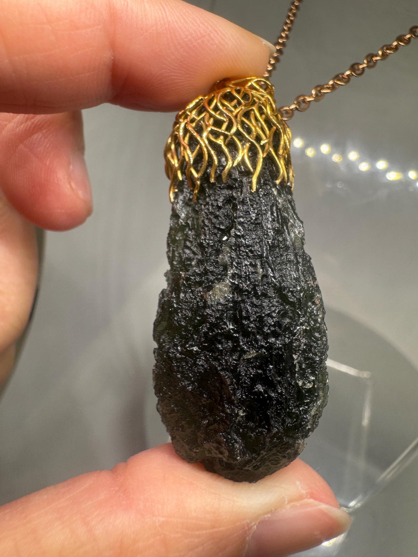 19.14g Moldavite Chlum pendant 18 Krt gold beatyful compact shape investment piece