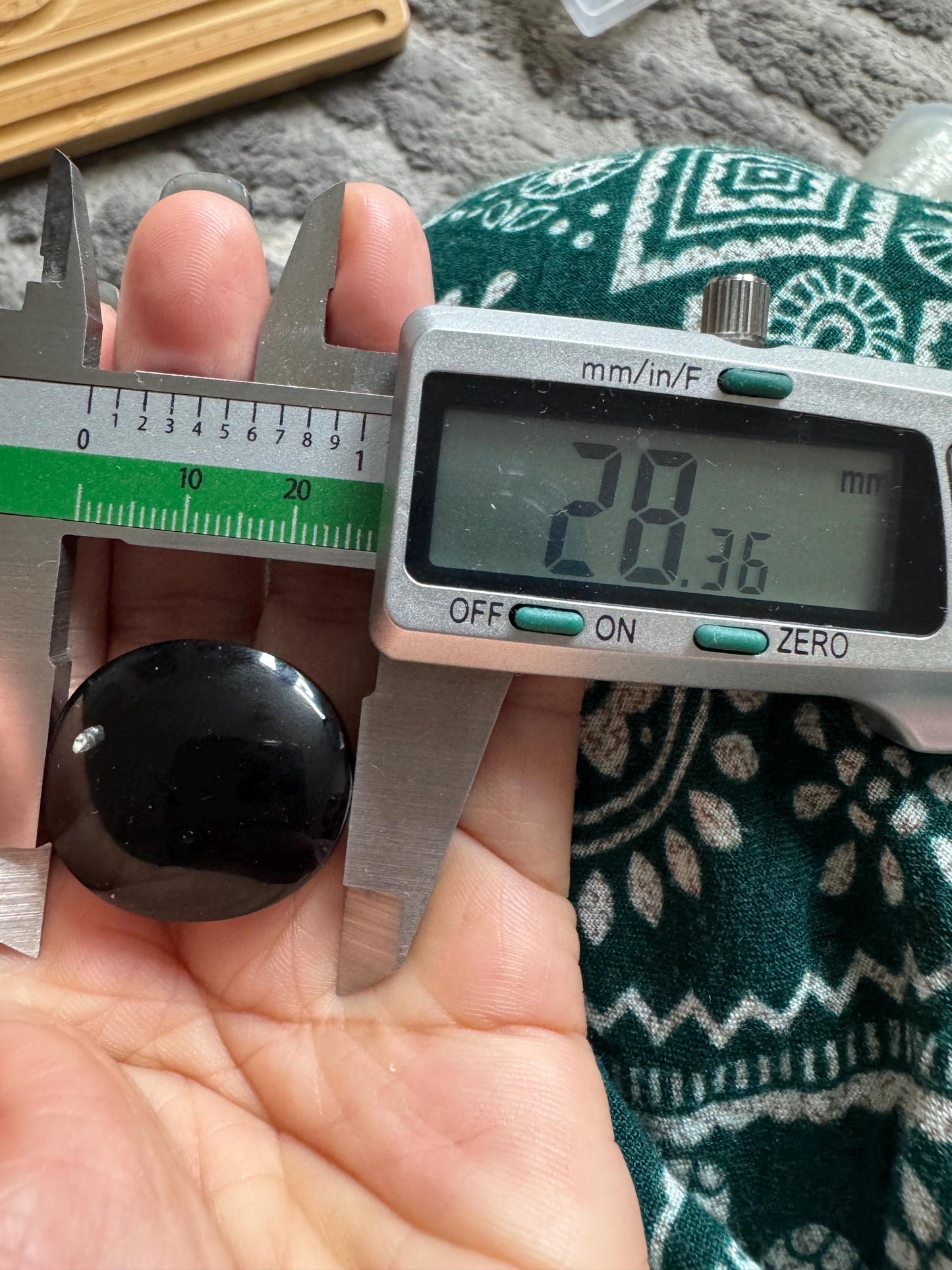 XL Moldavite authentic cabuchon inner Gas bubble 66,8 carats