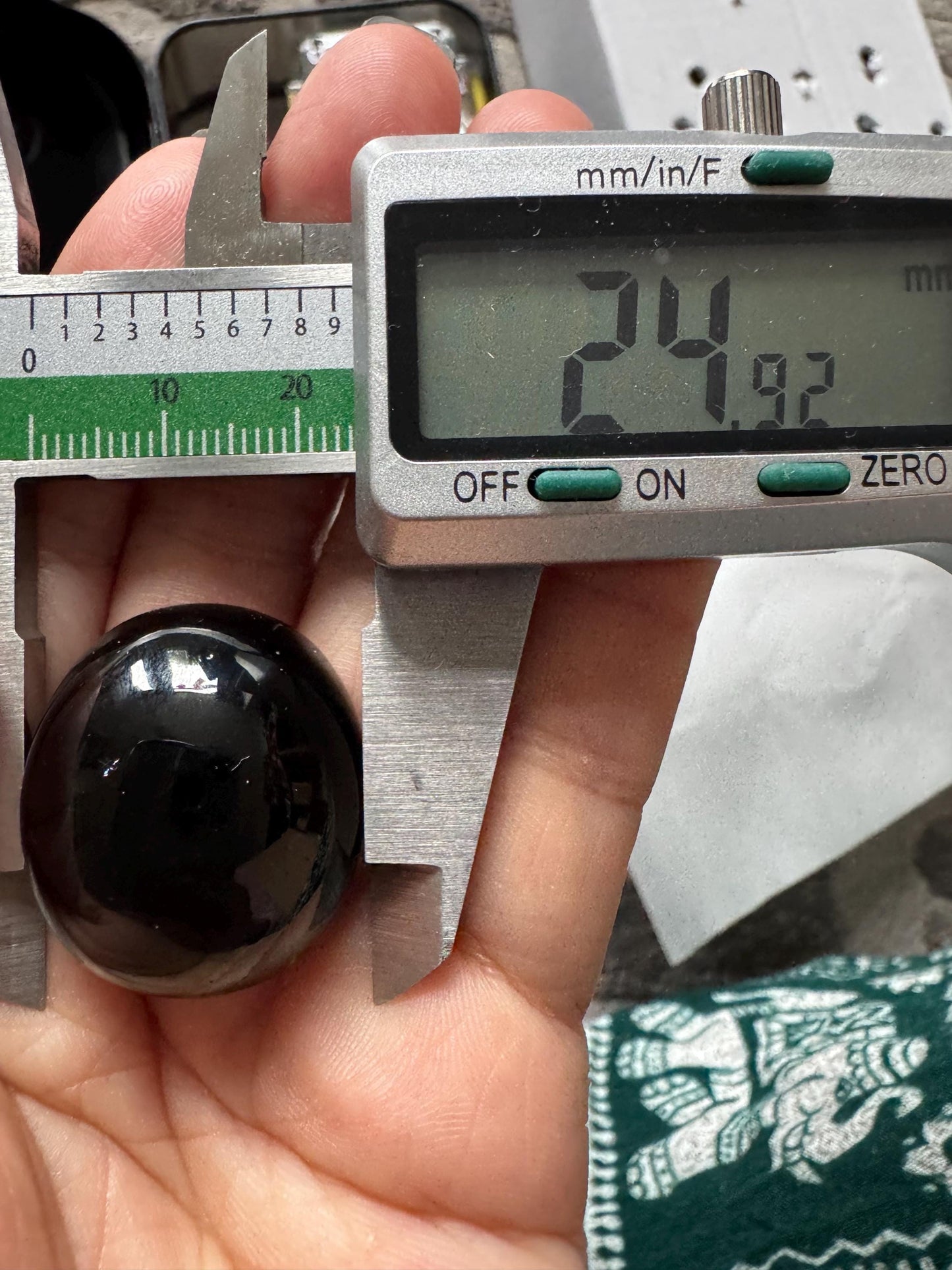 XL Moldavite authentic cabuchon inner Gas bubble 66,8 carats